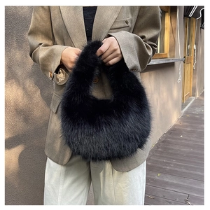 Detailansicht einer flauschigen schwarzen Kunstpelz-Handtasche für Herbst und Winter Mode