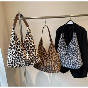 Borse tote in ecopelliccia leopardata in tre colori con texture felpata e manici in pelle