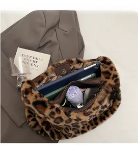 Dettaglio della borsa tote leopardata con chiusura magnetica e ampio scomparto interno