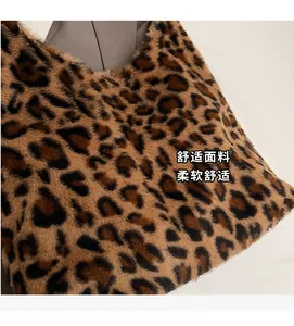 Dettaglio della borsa tote in morbida ecopelliccia con classica trama leopardata