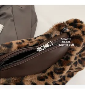Dettaglio della cerniera scorrevole e finiture in pelle sulla borsa tote leopardata