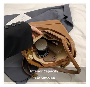 Innenraum der großen braunen Leder-Shopper-Tasche mit Smartphone und Kosmetik