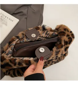 Dettaglio della borsa tote leopardata in pelliccia sintetica con chiusura magnetica interna