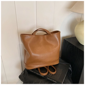 Nahaufnahme der warmbraunen Beuteltasche mit Vintage-Ledertextur und verstärkten Nähten