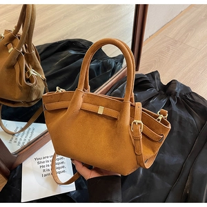 Detailansicht der braunen Vintage-Tasche in Matt mit goldenen Metallschnallen
