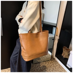 Braune Shopper-Tasche aus Leder mit zwei langen Schultergurten und großem Fassungsvermögen