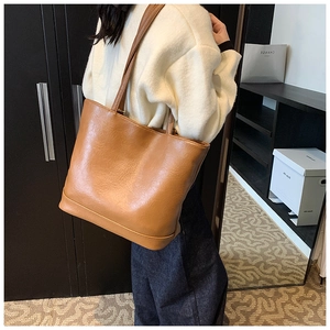 Braune Shopper-Tasche aus Kunstleder mit verstärktem Boden und doppelten Trägern