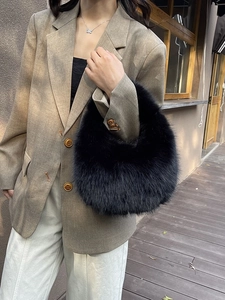 Schicke schwarze Kunstpelz-Handtasche mit flauschiger Textur und Halbmond-Design