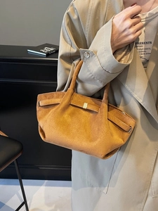 Braune Vintage-Wildleder-Tragetasche mit goldener Metallschnalle und runden Griffen