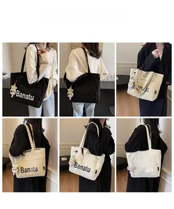 Collage von Models mit großen Canvas-Einkaufstaschen in Schwarz und Beige mit Stern