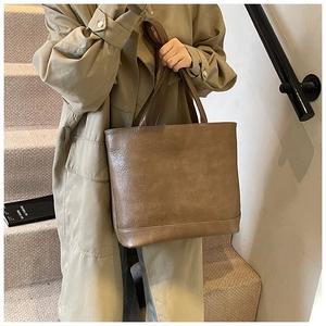 Detailansicht der dunkelbraunen Totebag aus Kunstleder mit eleganter Textur für den Alltag