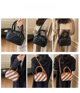 Vista dettagliata della mini borsa bowling in nero e bicolore con tracolle regolabili