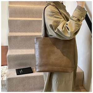 Detailaufnahme der braunen PU-Leder Tragetasche mit natürlicher Textur und Nahtdetails