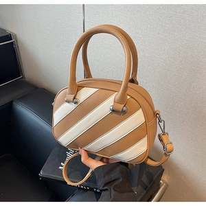 Dettaglio della pelle PU grana litchi su una borsa a mano bicolore elegante e raffinata