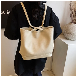Detail der cremeweißen Kunstledertasche mit verstellbaren Trägern am Model gezeigt