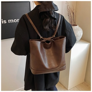 Braune Vintage PU Leder Rucksack-Tragetasche an einem Modell in einem Raum gezeigt