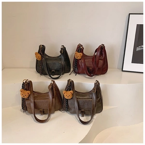 Vue détaillée de quatre sacs bandoulière vintage en cuir mat en plusieurs couleurs chic