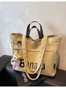 Große khakifarbene Canvas-Einkaufstasche mit Banatu-Logo und grünem Stern-Anhänger