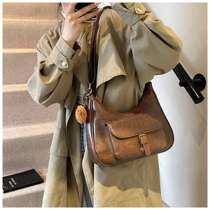 Sac à bandoulière vintage demi-lune marron avec boucle en métal et breloque peluche