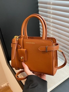 Sac à main rétro en cuir mat marron caramel pour femme avec vue latérale à 45 degrés