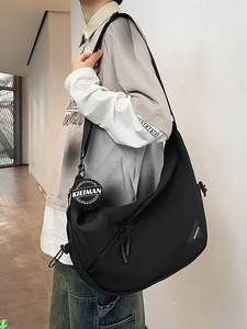 Fashionable black large-capacity dumpling messenger bag with a round detachable pouch