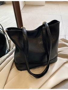 Schwarze Shopper Tasche aus strukturiertem Leder mit goldenen Ringen für den Alltag