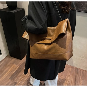 Grand sac cabas en cuir souple marron avec design plié et bandoulière large confortable