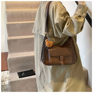 Sac à bandoulière rétro marron avec boucle en métal et détail foulard sur mannequin