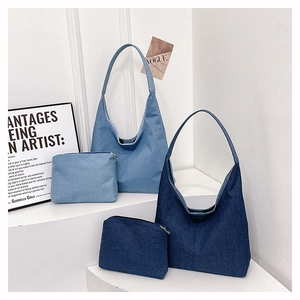 Détail du sac cabas en denim et pochette assortie en bleu sur support d'exposition