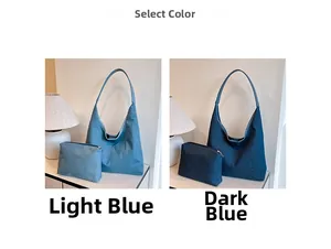 Detalle del conjunto de bolsos de tela vaquera en azul claro y oscuro con neceseres