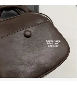 Détail du sac en cuir marron foncé souple avec bouton rond en cuir cousu élégant