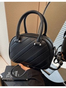 Borsa a mano nera texture litchi con finiture argentate e tracolla regolabile