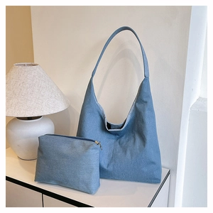 Détail de l'ensemble sac fourre-tout en jean bleu clair avec pochette assortie