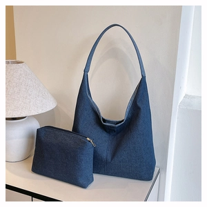 Ensemble sac hobo en jean bleu foncé avec pochette zippée assortie et détails dorés