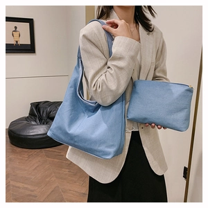 Vue détaillée du lot cabas en denim bleu clair avec grand sac à épaule et pochette assortie