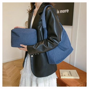 Détail de l'ensemble cabas en denim bleu avec texture et petite pochette assortie