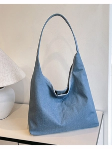 Sac cabas hobo en jean bleu minimaliste avec bandoulière et fermeture à bouton