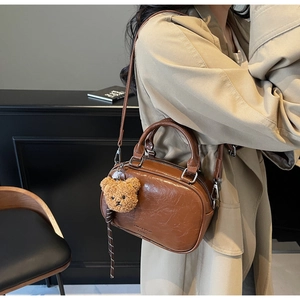 Sac bowling marron rétro avec breloque ours et bandoulière réglable amovible