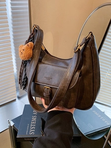Sac à Épaule Hobo Vintage en Cuir PU Pour Femmes Sac à Bandoulière Rétro Avec Pendentif Ours Sac Sous le Bras