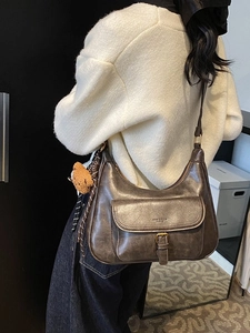 Sac hobo marron foncé rétro avec poche à boucle et pendentif ours en peluche doux
