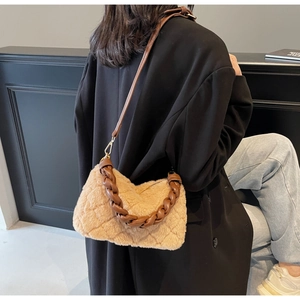 Détail du sac bandoulière en peluche camel avec motif matelassé et poignée tressée