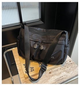 Détails du sac fourre-tout en nylon noir avec fermetures éclair et poches de côté