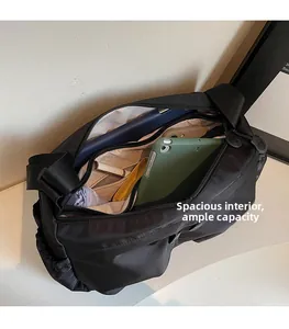 Intérieur spacieux du sac fourre-tout noir contenant tablette et parapluie