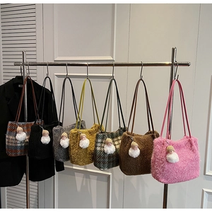 Détails de sacs à bandoulière en polaire à carreaux et unis avec breloques mignonnes