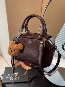 Sac à Main Boston Vintage en Cuir PU Brillant pour Femme Avec Pendentif Ours en Peluche Sac Bandoulière Rétro Petit Sac à Épaule