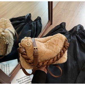 Détail d'un sac pelucheux kaki avec matelassage et pendentif cheval doré pour l'hiver
