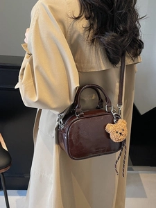 Sac bowling rétro marron brillant avec pendentif ours en peluche pour un look automnal