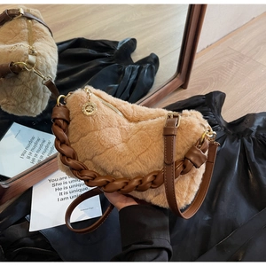 Détail d'un sac bandoulière en fausse fourrure matelassée camel avec bandoulière en cuir