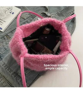 Vue de dessus du sac seau rose en peluche montrant une grande capacité pour les objets