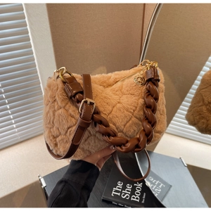 Détails macro du sac à bandoulière matelassé en peluche camel avec motif à losanges doux